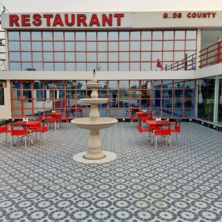 Gods County. Resort & Banquets 塔拉皮斯 外观 照片